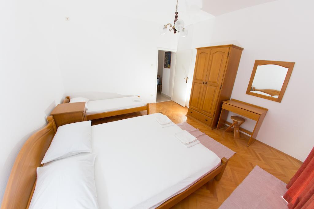 Apartments Ticinovic Omiš Zimmer foto