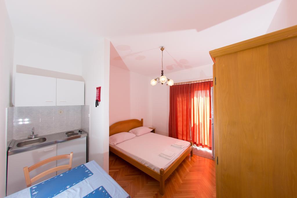 Apartments Ticinovic Omiš Zimmer foto